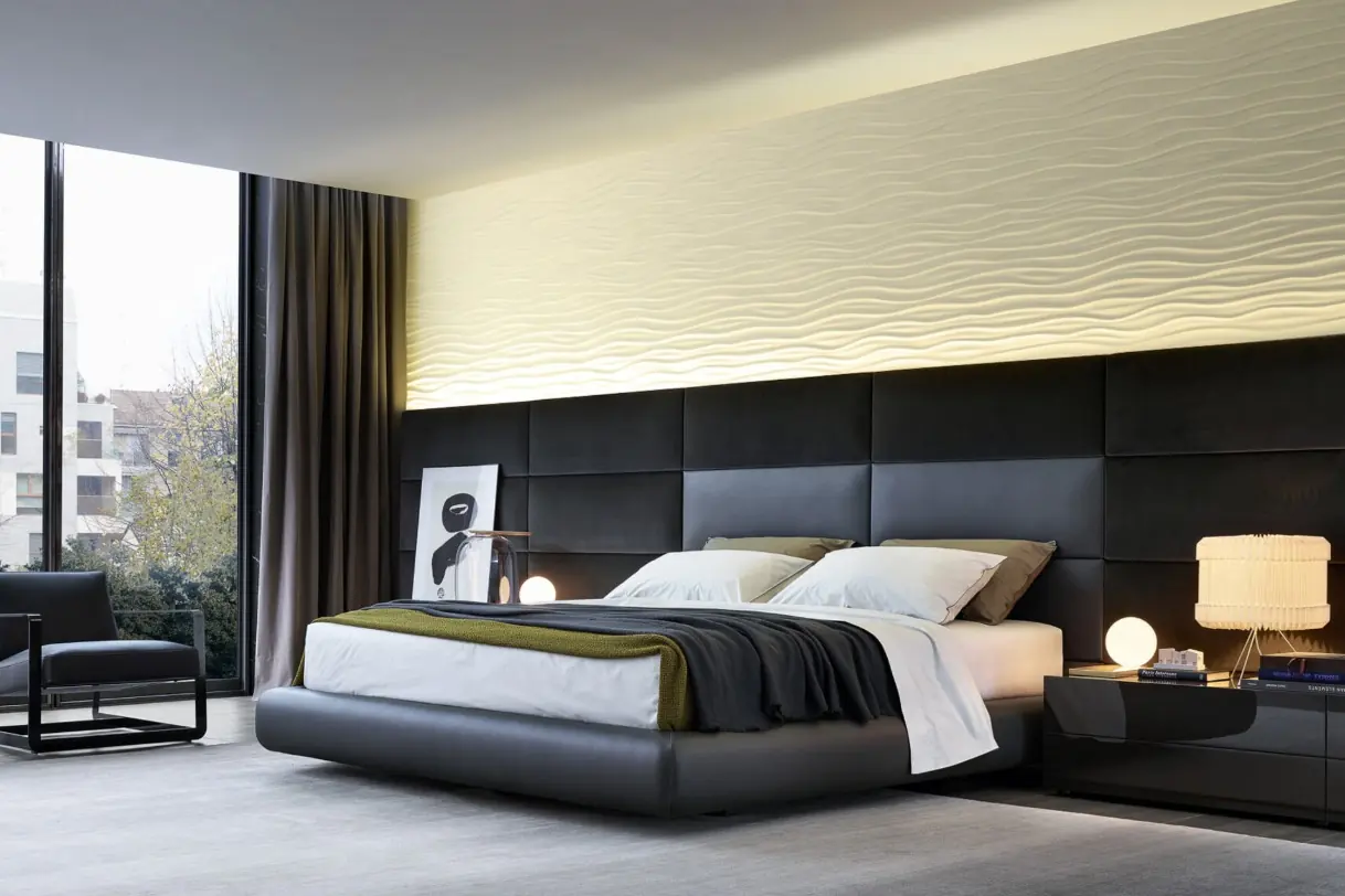 Slaapkamer met een witte golfwand boven het bed, aangelicht met een lichtlijn